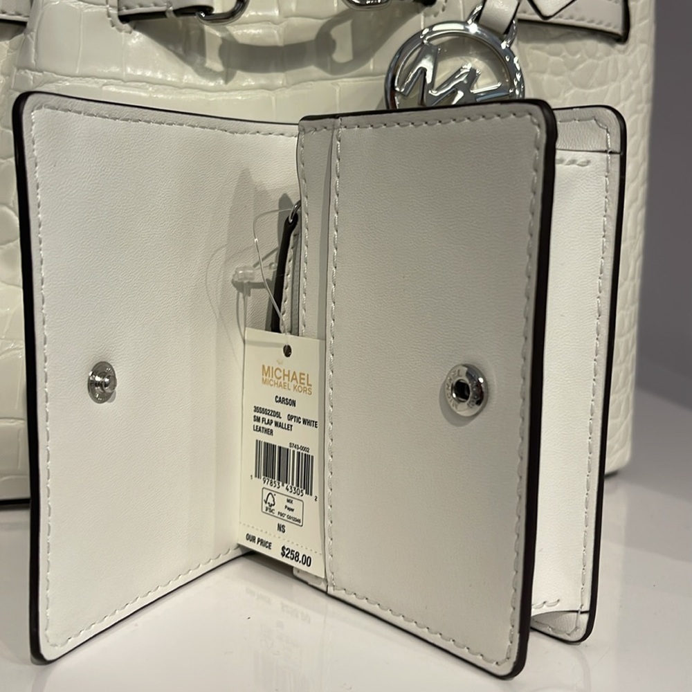 MICHAEL KORS Carson Small Pebbled Leather Wallet
OPTIC WHITE
NWT - Picture 10 of 16